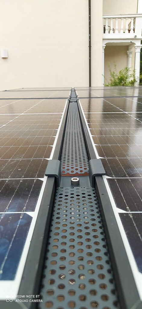 Carport solaire à Bulle, structure acier calculée pour la Gruyère