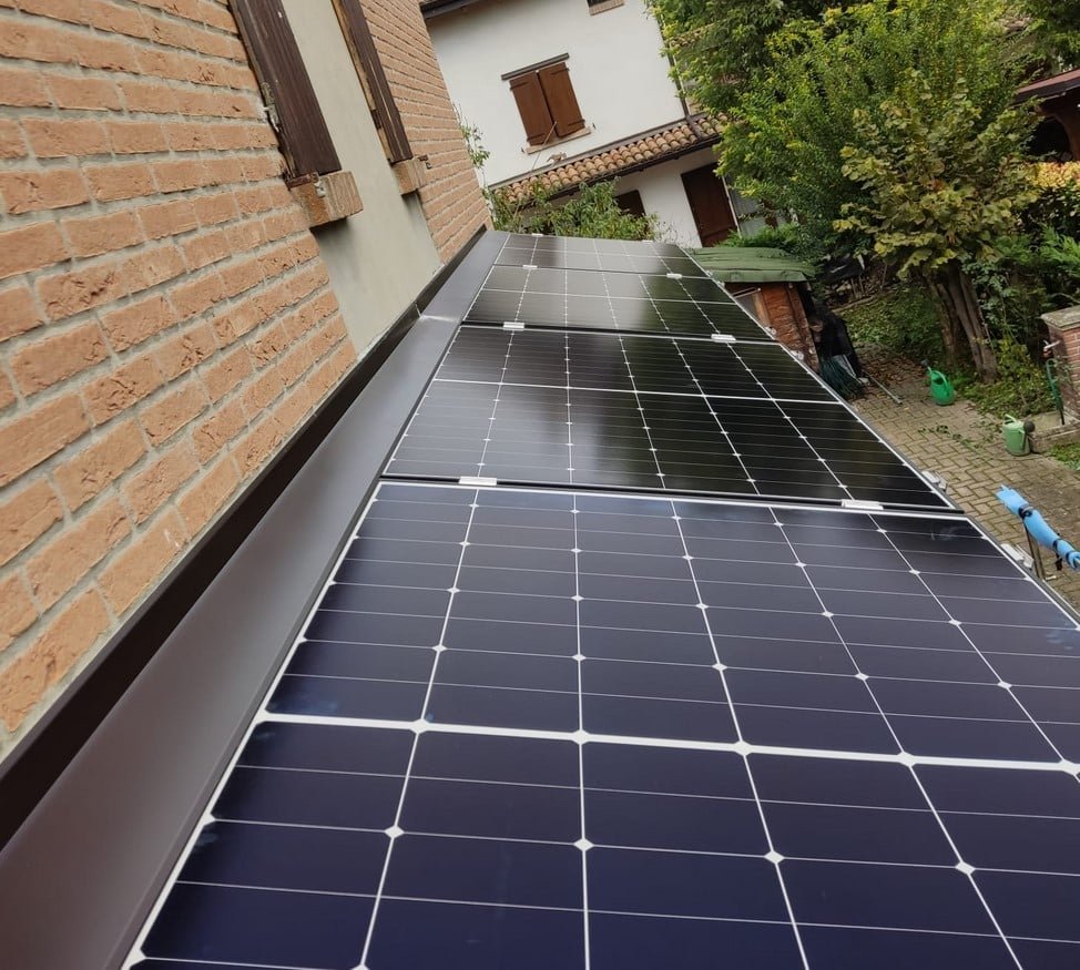 Moduli fotovoltaici come copertura di una pensilina per auto